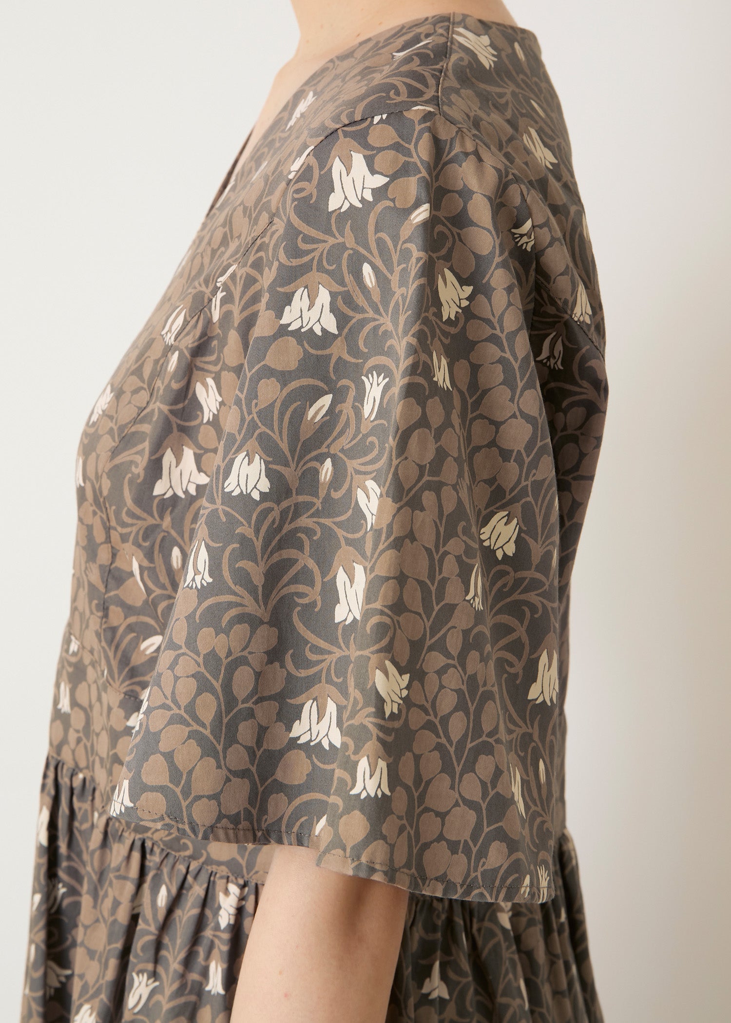 Ｖ＆Ａ オーガニックコットンサテン ロングワンピース メイデンヘア＆ヘアベル柄