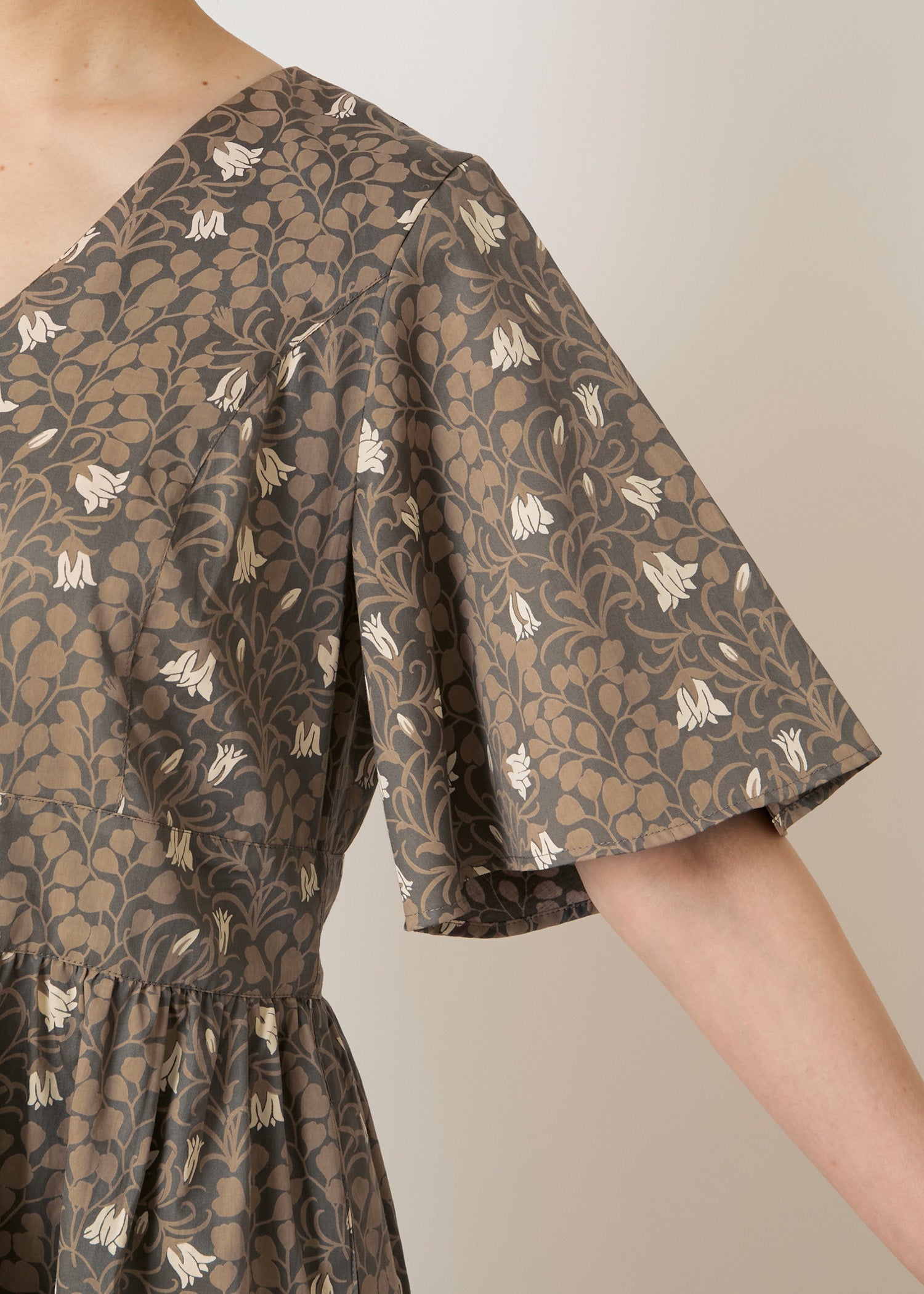 Ｖ＆Ａ オーガニックコットンサテン ロングワンピース メイデンヘア＆ヘアベル柄