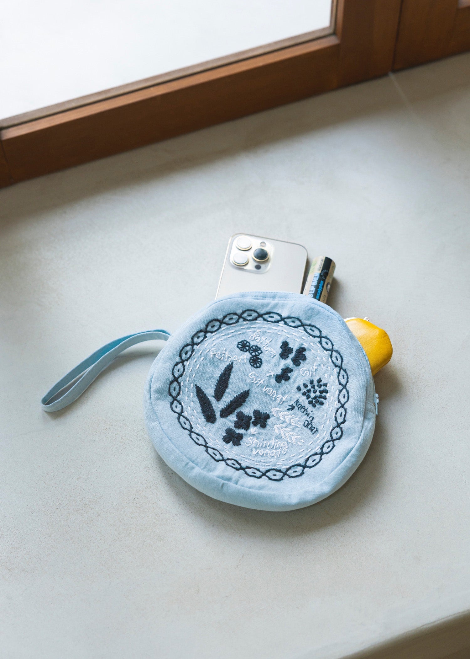 手織りオーガニックコットン手刺繍ラウンドハンドポーチ