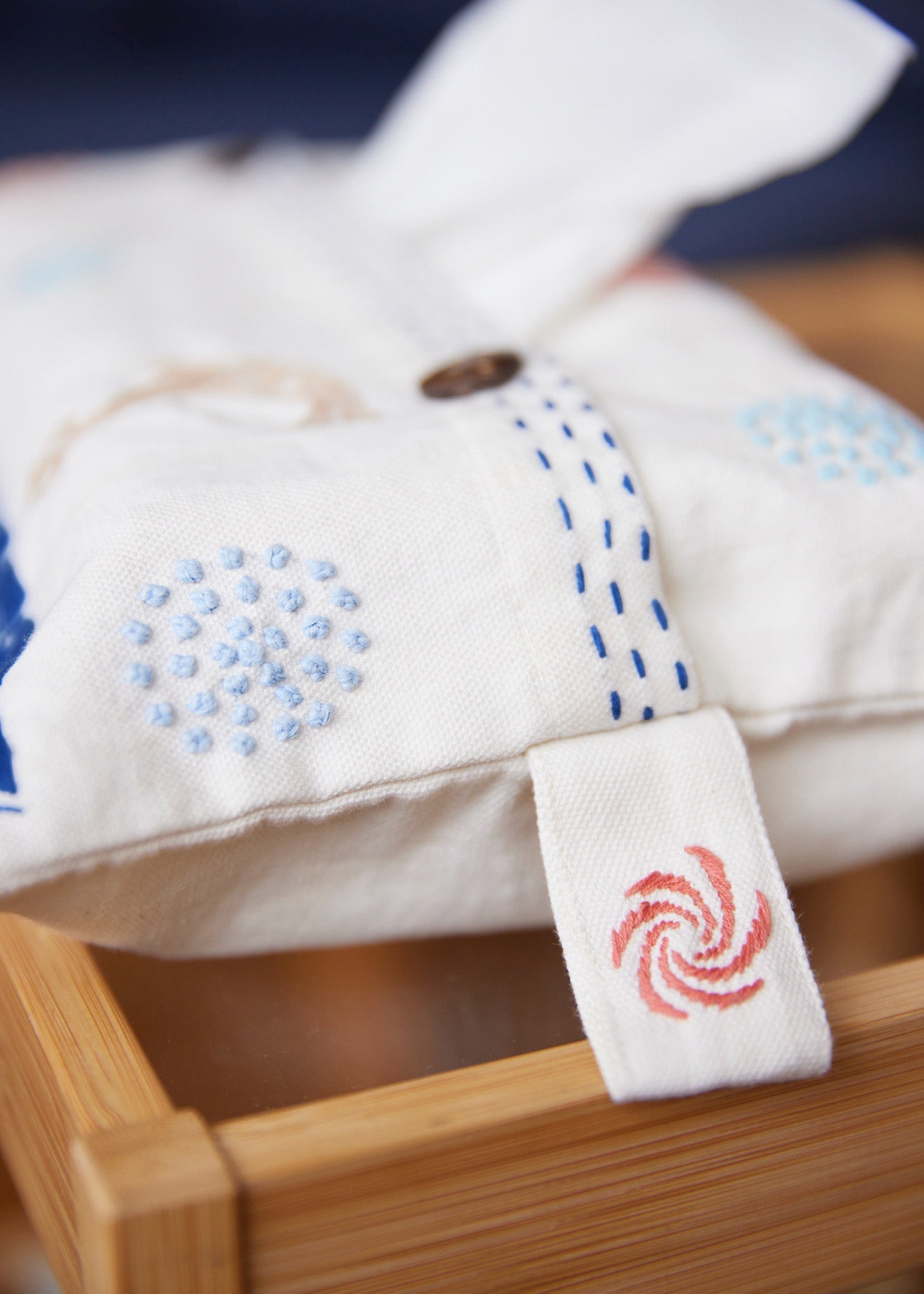 手織りオーガニックコットン手刺繍ティッシュケース