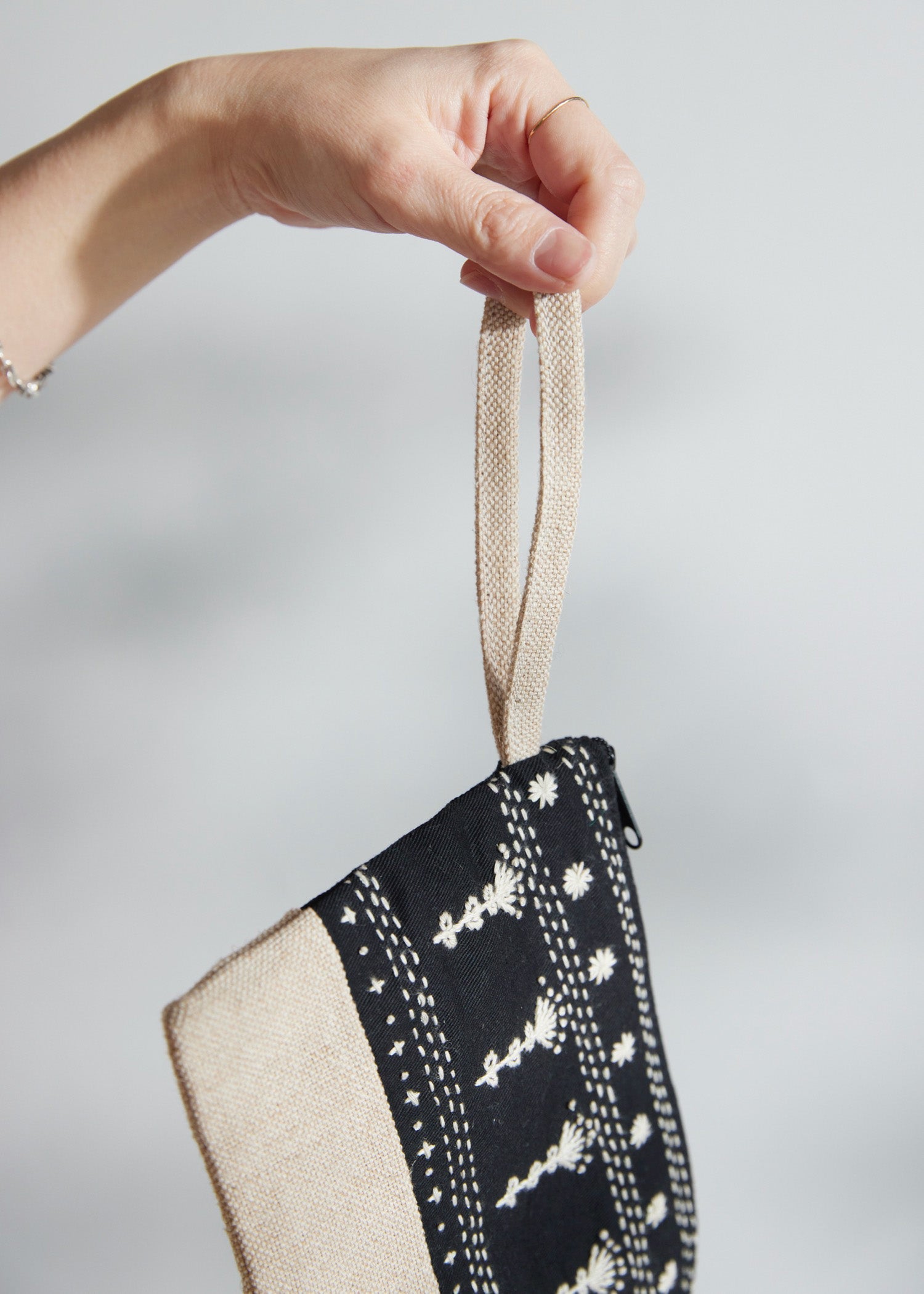 手刺繍ジュートコットン ハンドポーチ