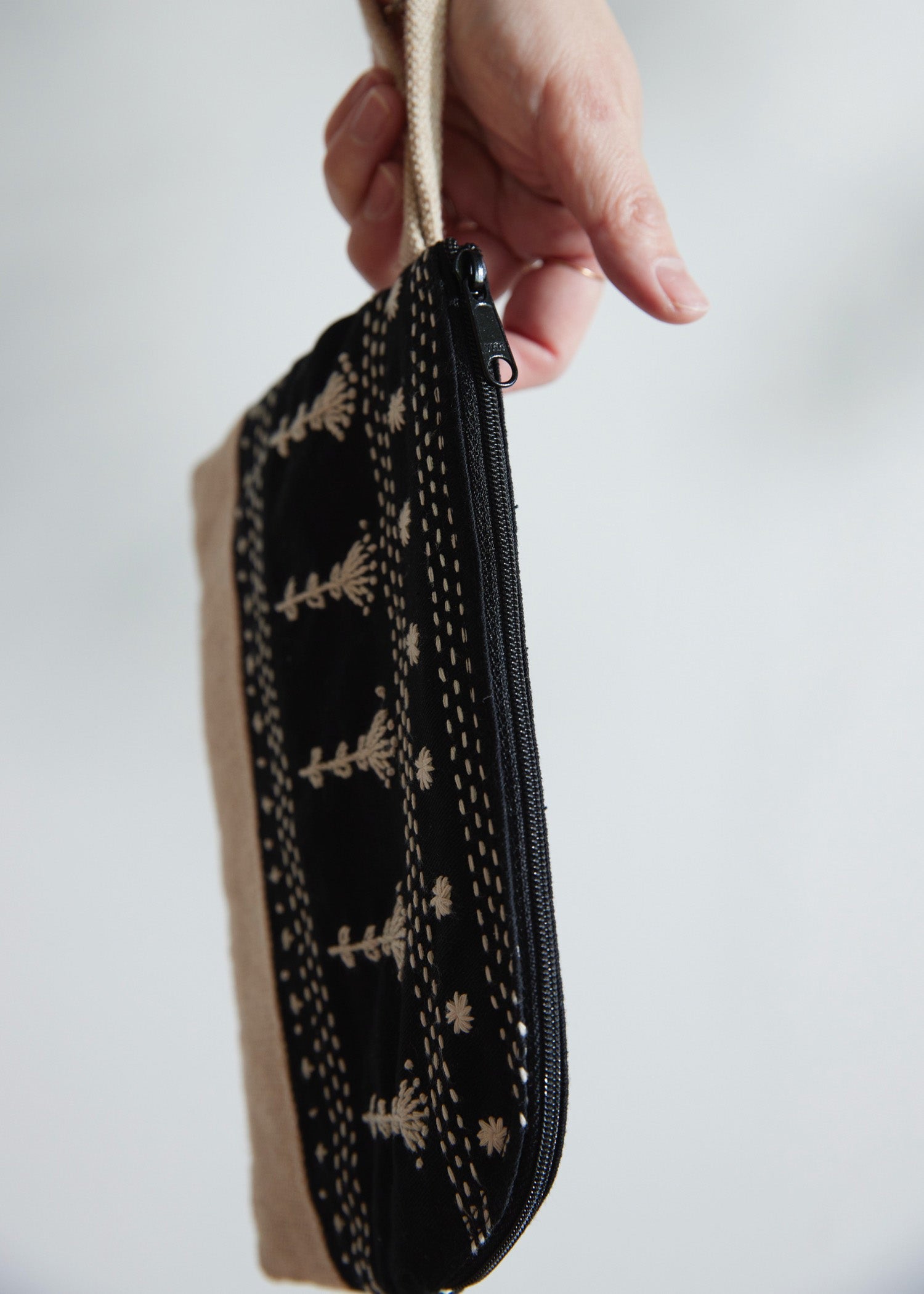 手刺繍ジュートコットン ハンドポーチ