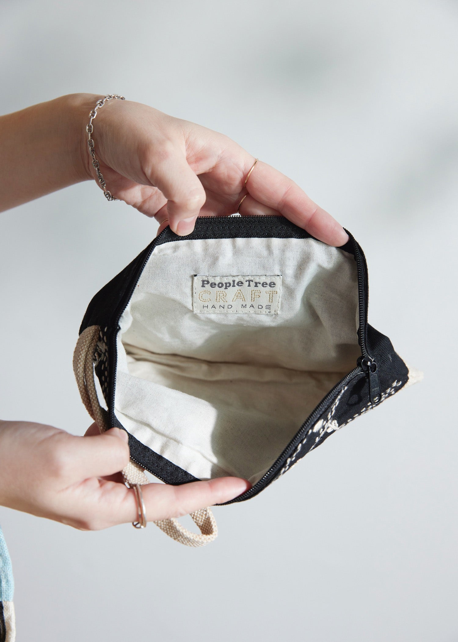 手刺繍ジュートコットン ハンドポーチ