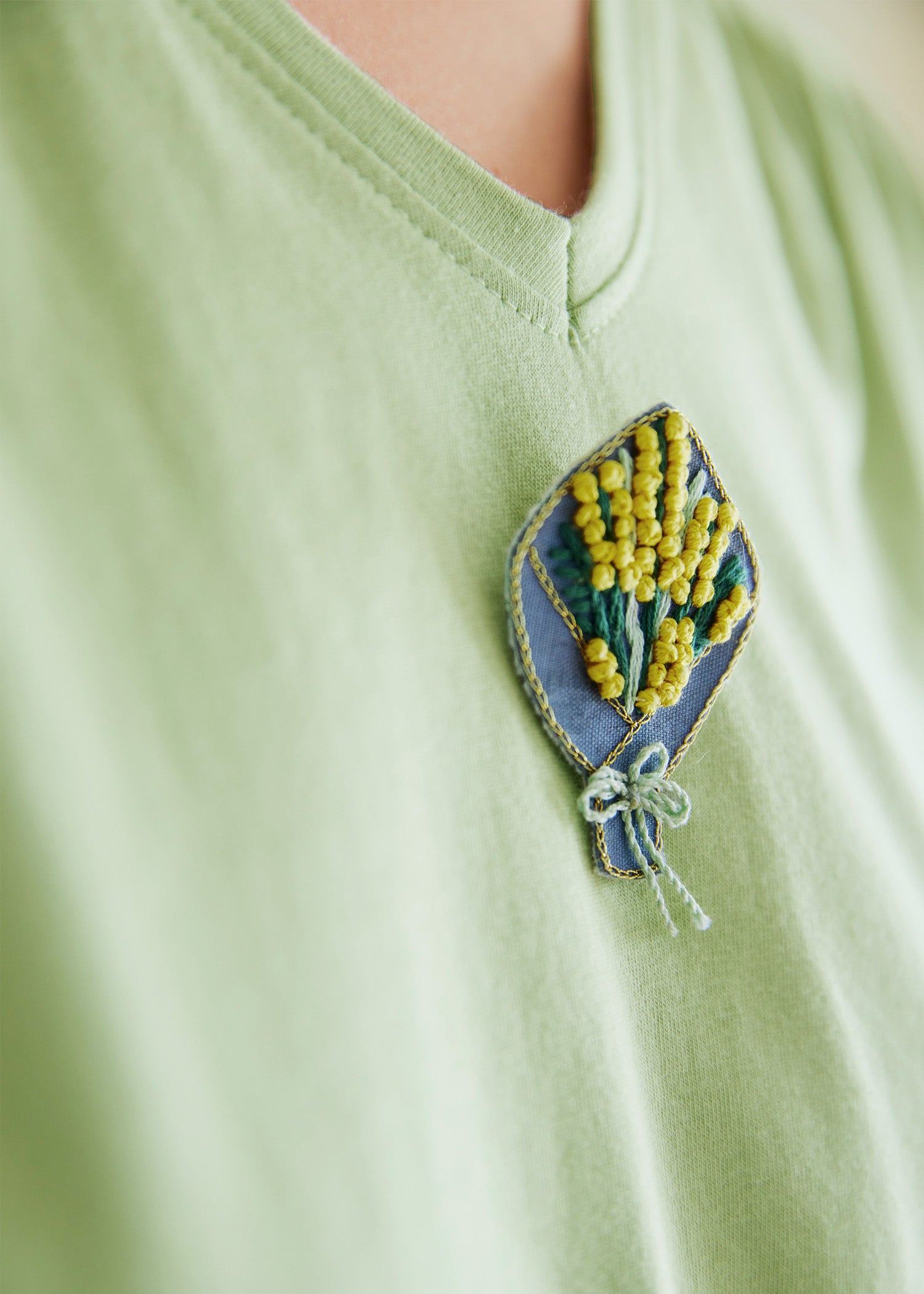 手刺繍ブローチ ミモザブーケ