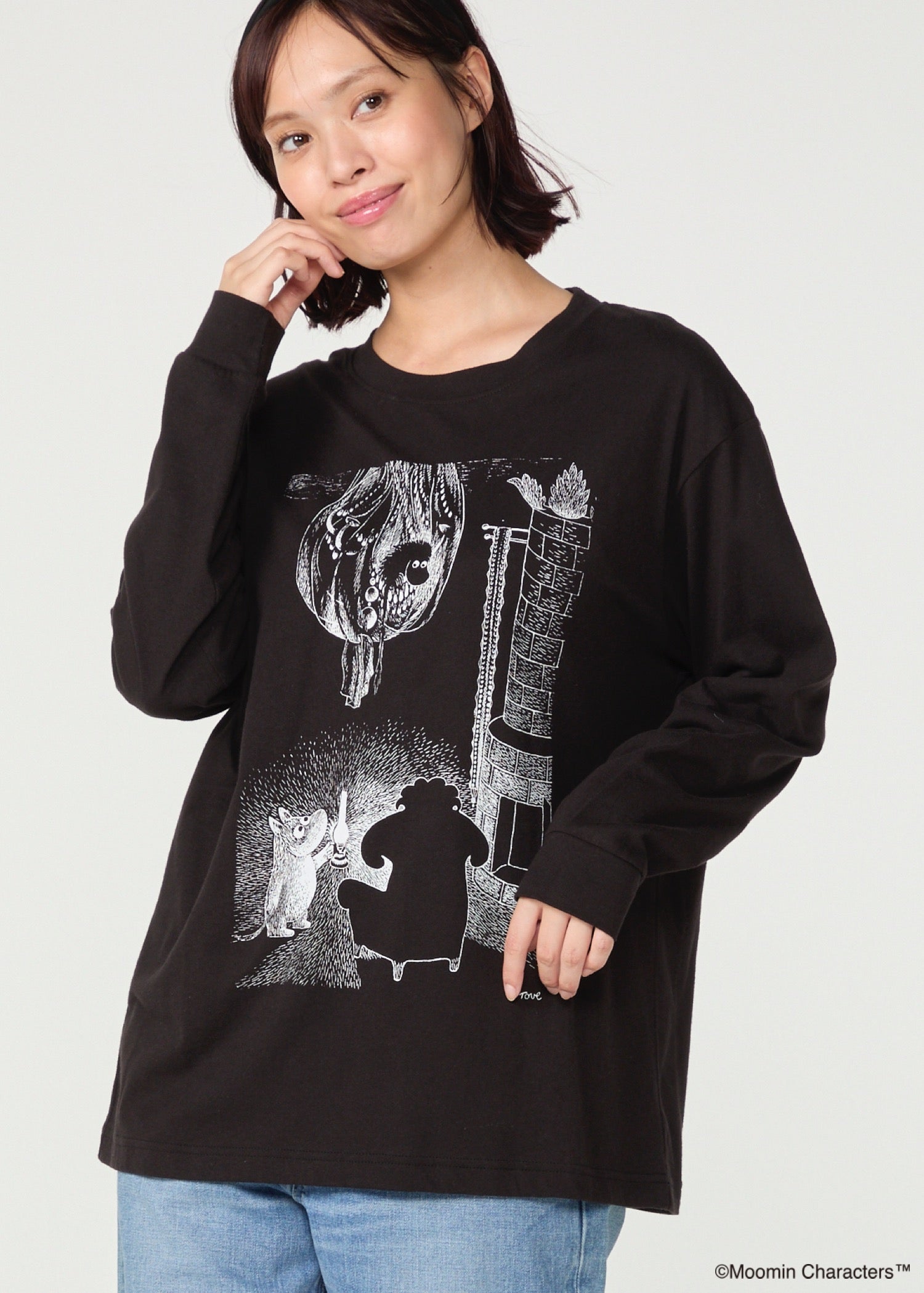 ムーミン オーガニックコットン ユニセックスロングスリーブＴシャツ・ランプに照らされたムーミンとご先祖さま