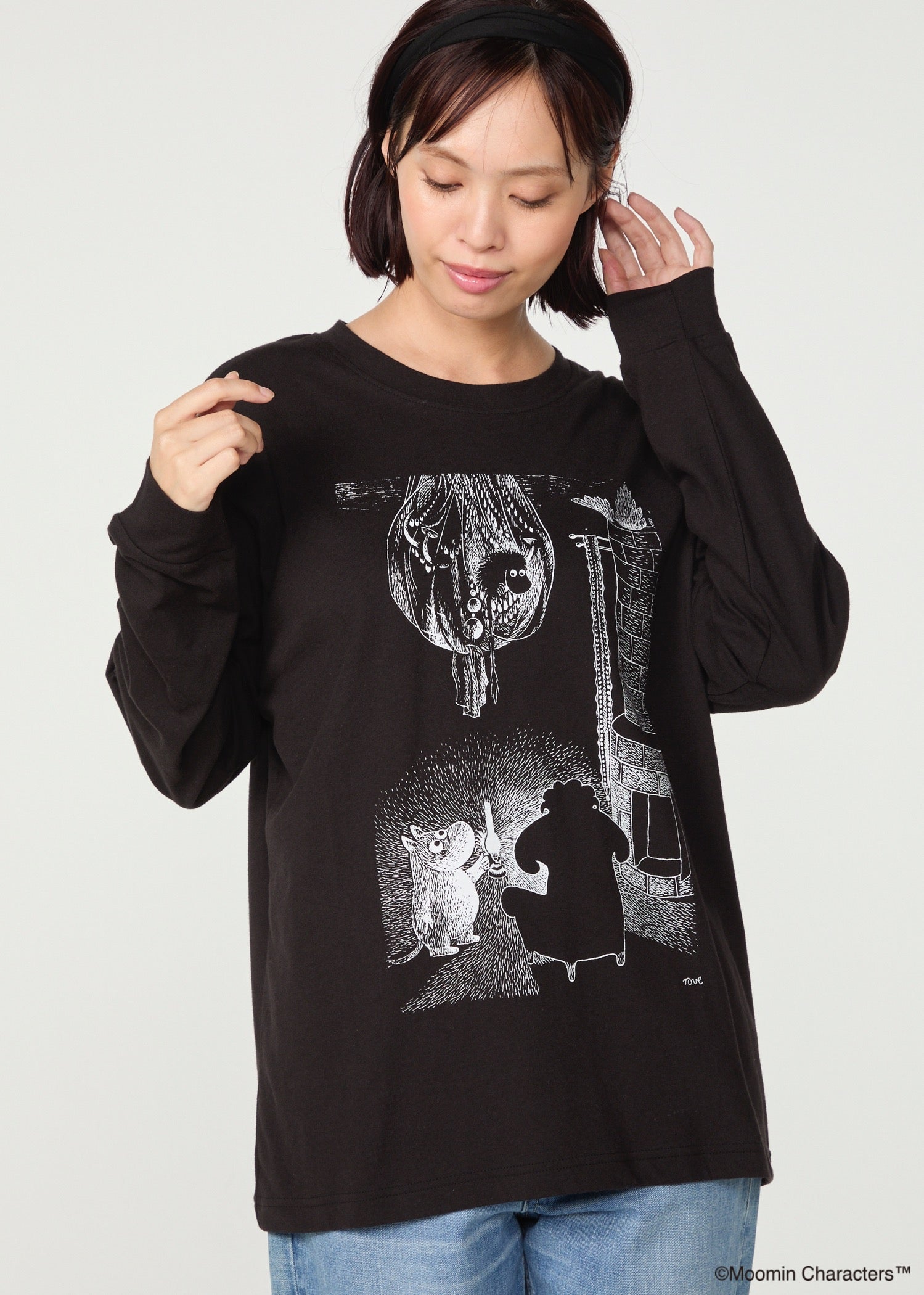ムーミン オーガニックコットン ユニセックスロングスリーブＴシャツ・ランプに照らされたムーミンとご先祖さま