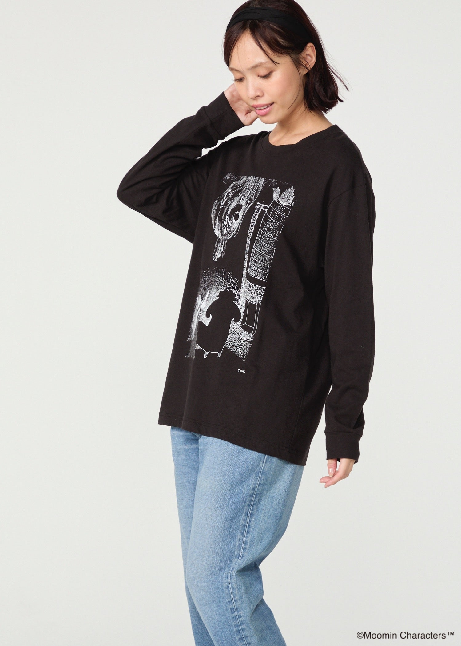 ムーミン オーガニックコットン ユニセックスロングスリーブＴシャツ・ランプに照らされたムーミンとご先祖さま
