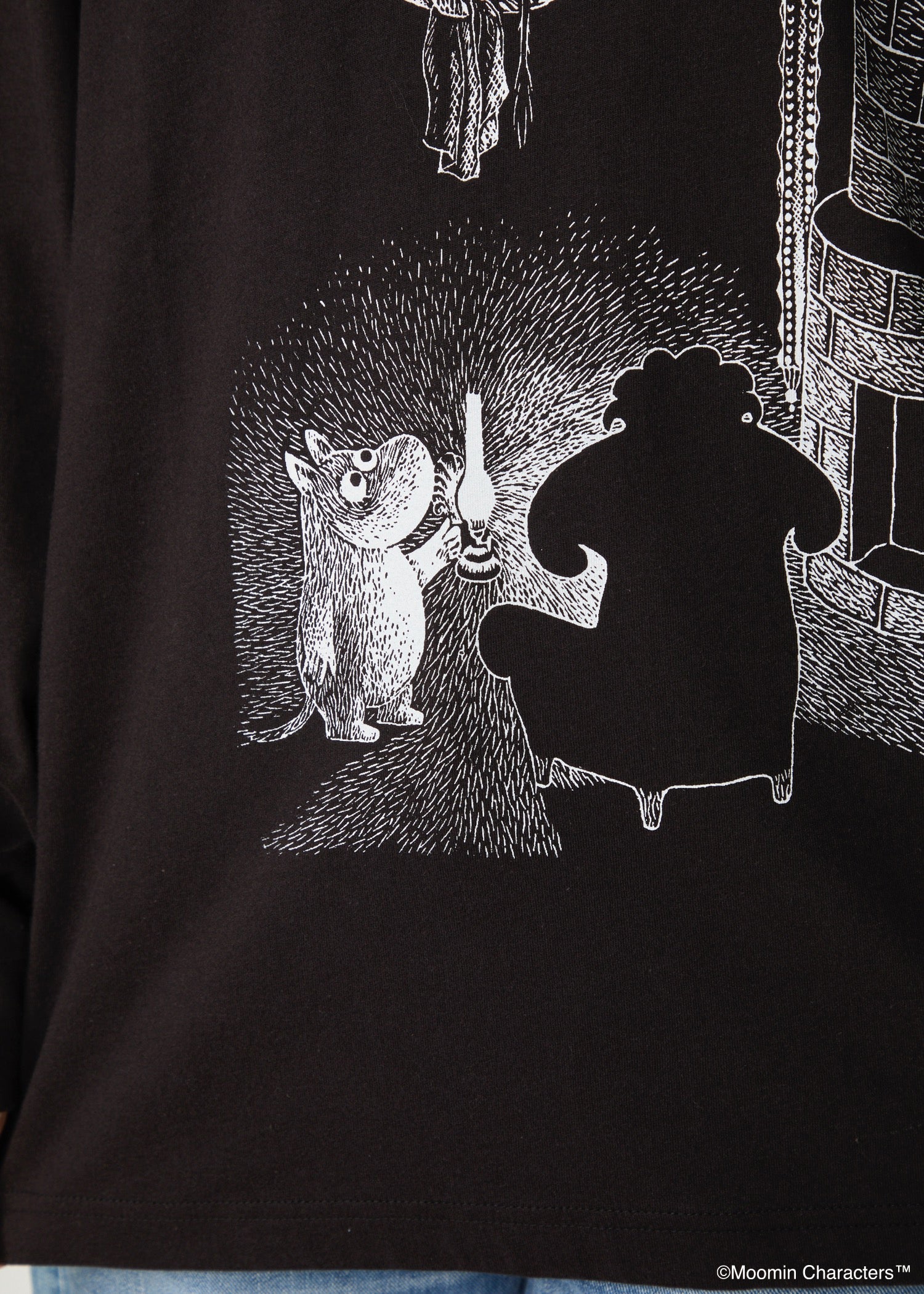 ムーミン オーガニックコットン ユニセックスロングスリーブＴシャツ・ランプに照らされたムーミンとご先祖さま