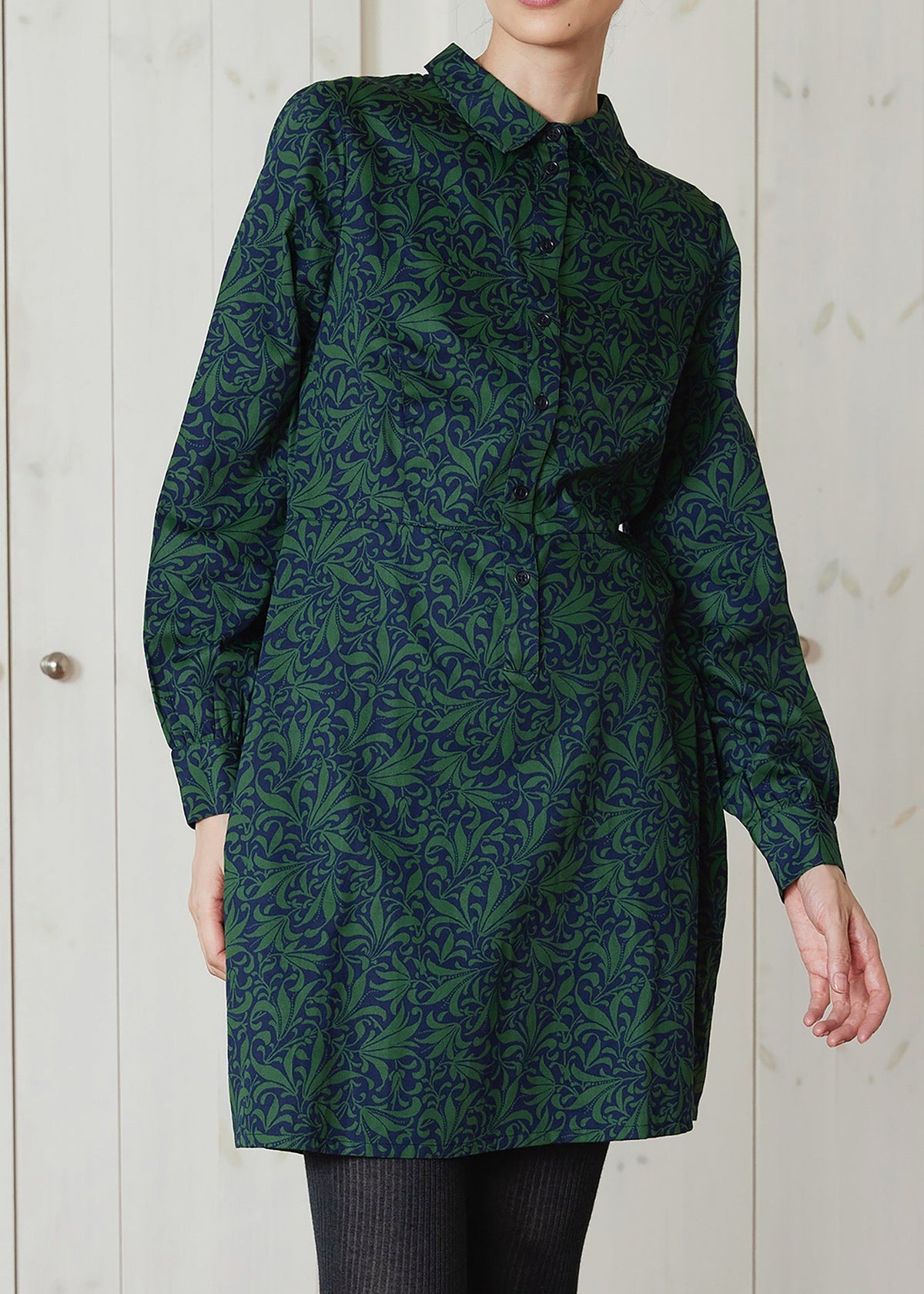 Ｖ＆Ａ オーガニックコットンサテン ミニシャツワンピース・リーフ柄