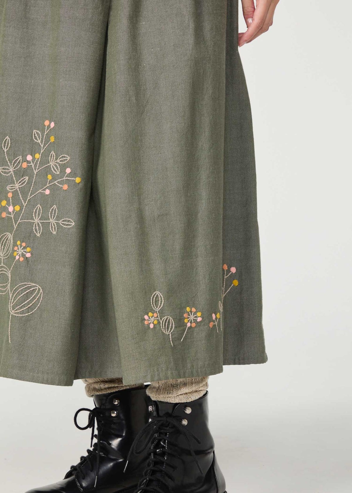 手織りオーガニックコットンシャンブレー フラワー手刺繍タックスカート