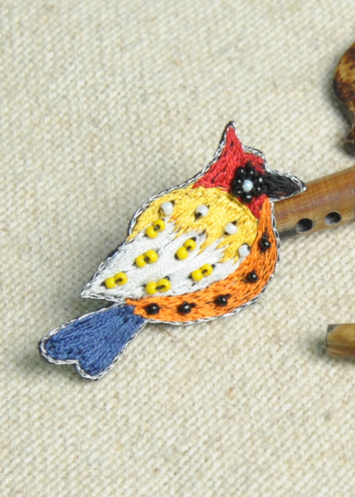 手刺繍バードブローチ・キツツキ