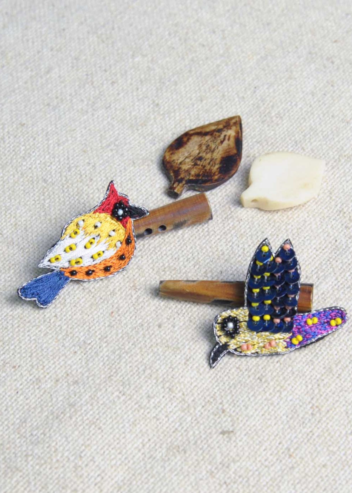 手刺繍バードブローチ・キツツキ