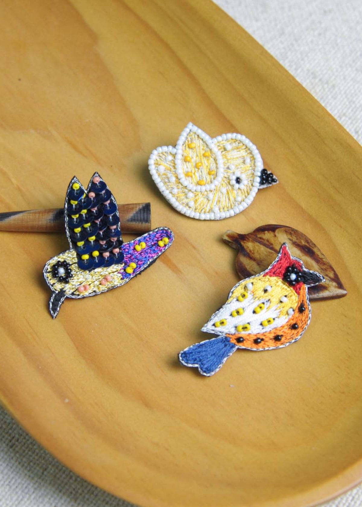 手刺繍バードブローチ・キツツキ