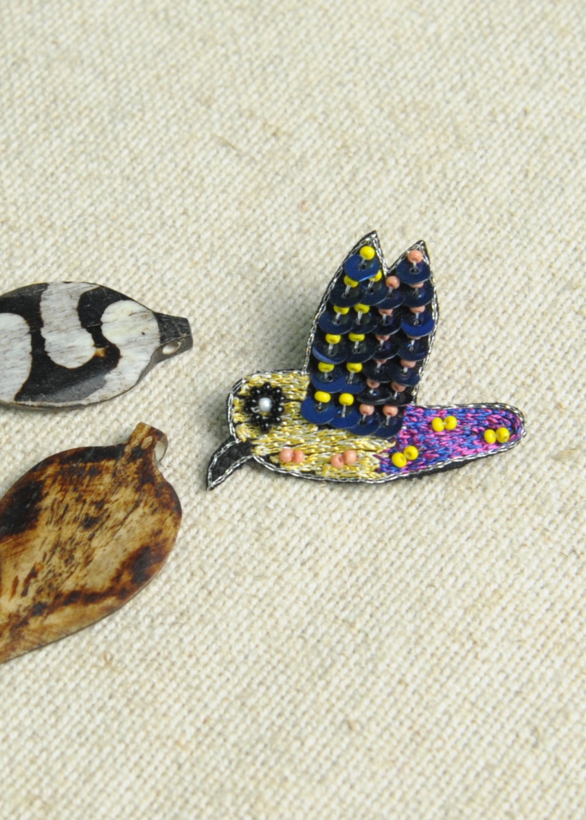 手刺繍バードブローチ・ハチドリ