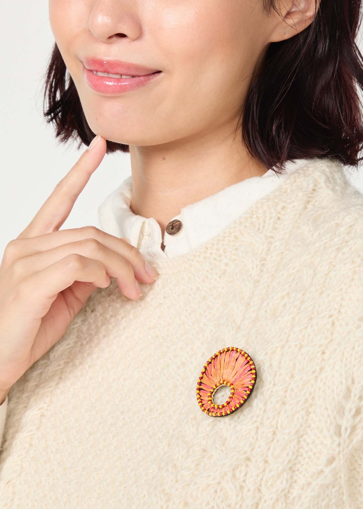 手刺繍ラウンドブローチ