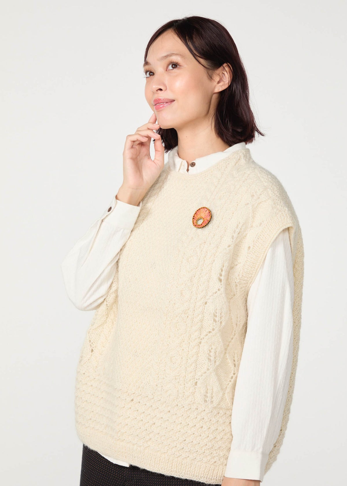 手刺繍ラウンドブローチ