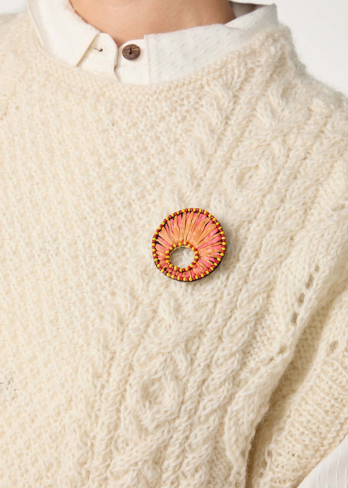 手刺繍ラウンドブローチ