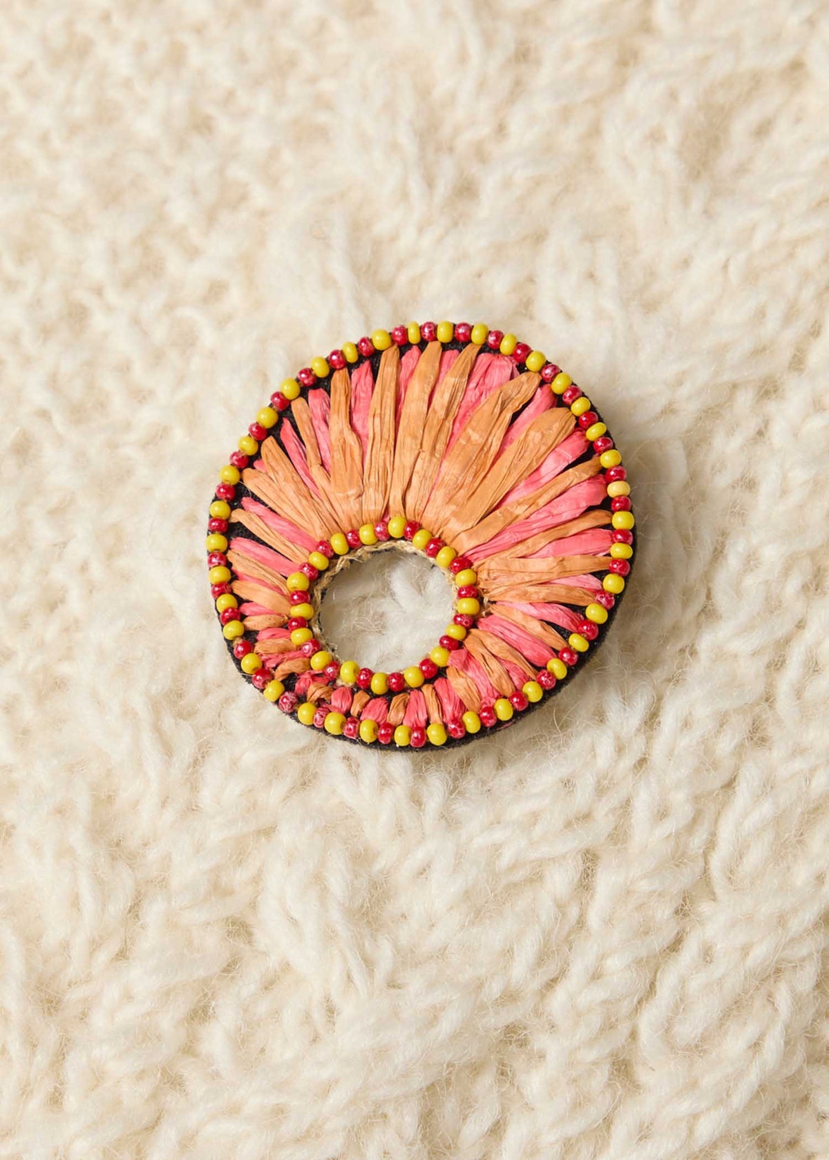 手刺繍ラウンドブローチ